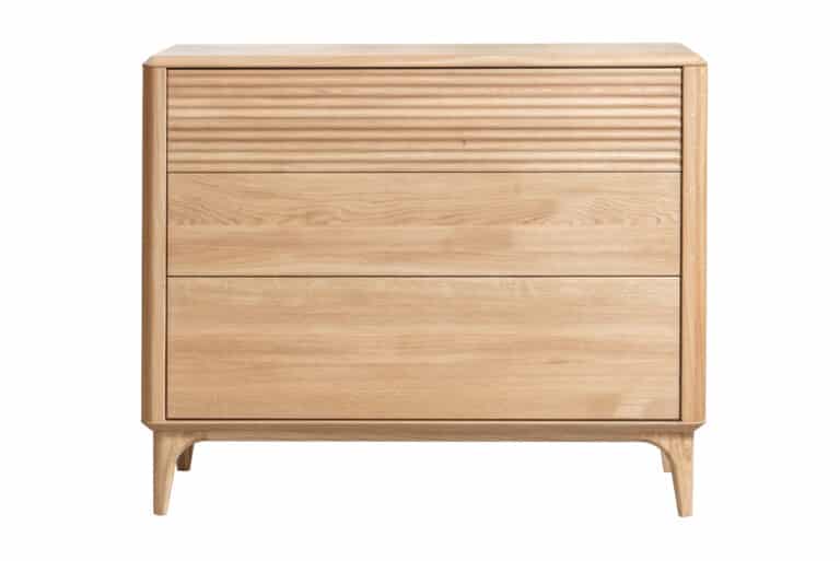 Die Stockholm 3 Kommode aus massiver Eiche ist der Inbegriff von anspruchsvollem Design und erstklassiger Handwerkskunst, die Sie auf den ersten Blick verzaubern wird.