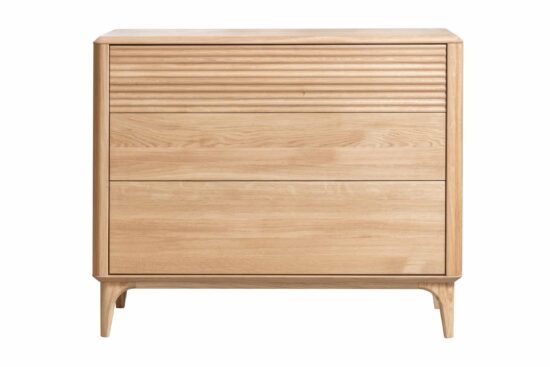 Die Stockholm 3 Kommode aus massiver Eiche ist der Inbegriff von anspruchsvollem Design und erstklassiger Handwerkskunst, die Sie auf den ersten Blick verzaubern wird.