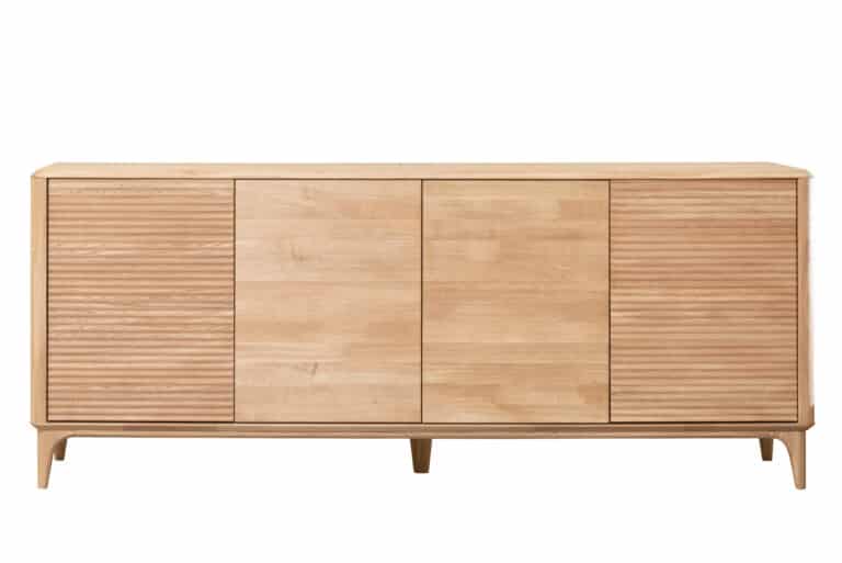 Die Massivholz-Kommode Stockholm 4 passt perfekt in jedes Interieur, wird zu einem unübersehbaren Teil Ihres Zuhauses und verleiht Ihrem Heim einen einzigartigen Stil und Eleganz.