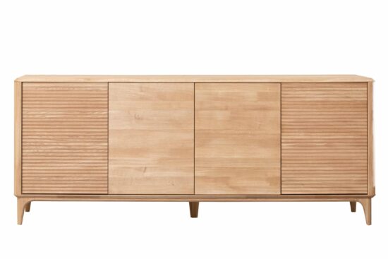 Die Massivholz-Kommode Stockholm 4 passt perfekt in jedes Interieur, wird zu einem unübersehbaren Teil Ihres Zuhauses und verleiht Ihrem Heim einen einzigartigen Stil und Eleganz.