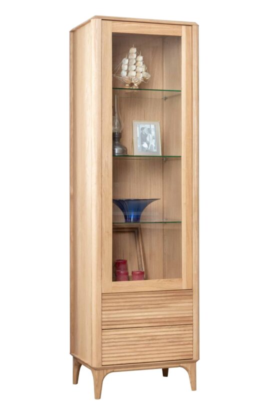 Bringen Sie mit dieser Glasvitrine Stockholm 1 einen Hauch von Eleganz und Raffinesse in Ihren Raum. Genießen Sie die Schönheit und Zweckmäßigkeit, die dieses einzigartige Design mit sich bringt.