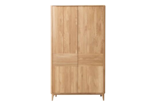 Der massive Eichen-Schrank Stockholm 2 für das Schlafzimmer bringt zeitlose Eleganz und eine natürliche Optik in Ihr Interieur, die sich mühelos mit verschiedenen Stilen kombinieren lässt. Dank der hochwertigen Verarbeitung und des robusten Materials bietet der Schrank eine lange Lebensdauer.