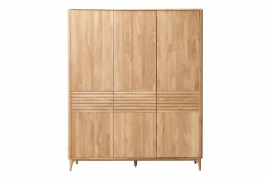Der massive Eichen-Schrank Stockholm 2 für das Schlafzimmer bringt zeitlose Eleganz und eine natürliche Optik in Ihr Interieur, die sich mühelos mit verschiedenen Stilen kombinieren lässt. Investieren Sie in Qualität, die sich auszahlt!