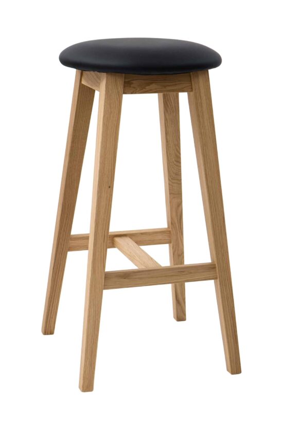 Der Barhocker Riga aus massivem Eichenholz bietet nicht nur Praktikabilität und Komfort, sondern auch ein wunderschönes Design, das Sie und Ihre Gäste begeistern wird.