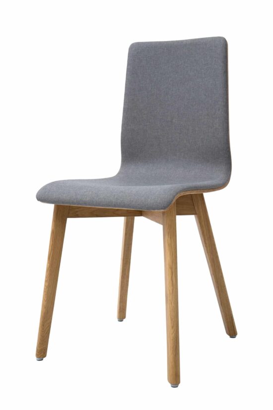 Der Esszimmerstuhl Luka in grauem Stoff ist die ideale Wahl für jeden, der Stil, Komfort und Qualität in einem sucht – modernes Design, massive Eichenkonstruktion und Ergonomie, auf die Sie sich jeden Tag verlassen können.