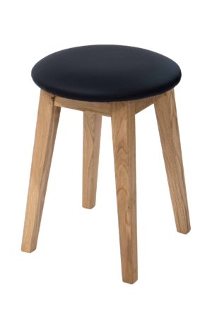Der Hocker aus Eiche Riga mit schwarzem Kunstleder ist eine praktische Ergänzung für das Interieur. Machen Sie keine Kompromisse mehr zwischen Schönheit und Praktikabilität – mit dem Hocker Riga erhalten Sie beides.