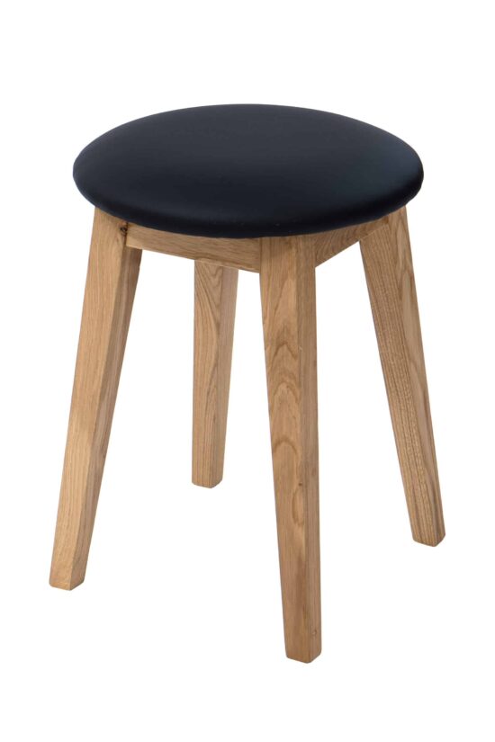 Der Hocker aus Eiche Riga mit schwarzem Kunstleder ist eine praktische Ergänzung für das Interieur. Machen Sie keine Kompromisse mehr zwischen Schönheit und Praktikabilität – mit dem Hocker Riga erhalten Sie beides.