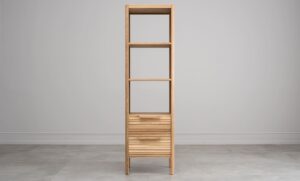 Das elegante und schmale Eichen-Bücherregal Barcelona ist nicht nur ein stilvolles Accessoire, sondern auch eine praktische Lösung für kleinere Räume, da es maximalen Nutzen bei minimalem Platzbedarf bietet.