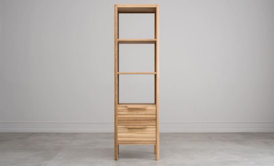 Das elegante und schmale Eichen-Bücherregal Barcelona ist nicht nur ein stilvolles Accessoire, sondern auch eine praktische Lösung für kleinere Räume, da es maximalen Nutzen bei minimalem Platzbedarf bietet.