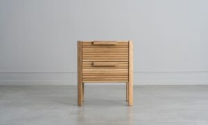 Der Nachttisch Barcelona 2 aus Holz ist der perfekte Begleiter für Ihre Abend- und Morgenrituale. Mit seinem modernen Design und seiner hochwertigen Verarbeitung wird er zu einem unverzichtbaren Teil Ihrer Einrichtung.