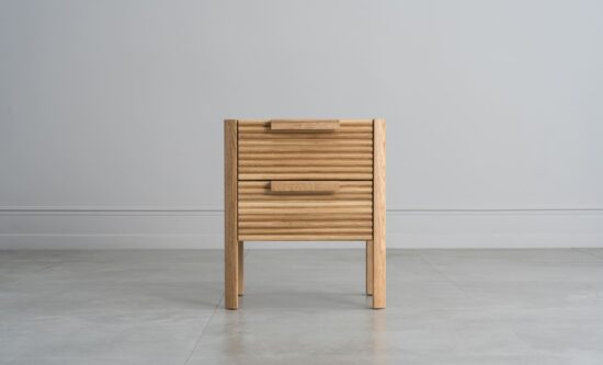 Der Nachttisch Barcelona 2 aus Holz ist der perfekte Begleiter für Ihre Abend- und Morgenrituale. Mit seinem modernen Design und seiner hochwertigen Verarbeitung wird er zu einem unverzichtbaren Teil Ihrer Einrichtung.