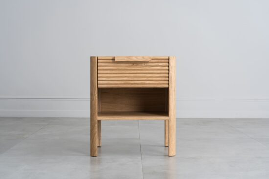 Nachttisch Barcelona ist aus massivem Eichenholz gefertigt und verbindet natürliche Schönheit mit modernem Design. Er hat einfache und klare Linien, die sein elegantes Aussehen unterstreichen.