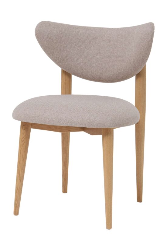 Der Eichensessel Moon ist nicht nur optisch ansprechend. Er ist auch ein praktisches Möbelstück, das Ihren Alltag bereichert. Ob im Esszimmer, im Arbeitszimmer oder als Solitärstück im Wohnzimmer.