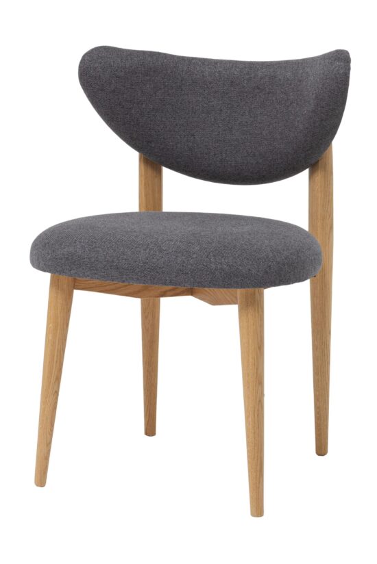 Der Eichensessel Moon ist nicht nur optisch ansprechend. Er ist auch ein praktisches Möbelstück, das Ihren Alltag bereichert.  Ob Sie ihn im Esszimmer, im Arbeitszimmer oder als Einzelstück im Wohnzimmer platzieren