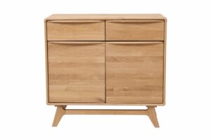 Die Kommode Bara 2Z 2D aus massiver Eiche wird Ihnen viele Jahre lang Freude bereiten. Stellen Sie sich vor, wie schön es sich in Ihr Zuhause einfügen wird und wie es Ihren Alltag dank des durchdachten Stauraums und des schönen Designs erleichtern wird.