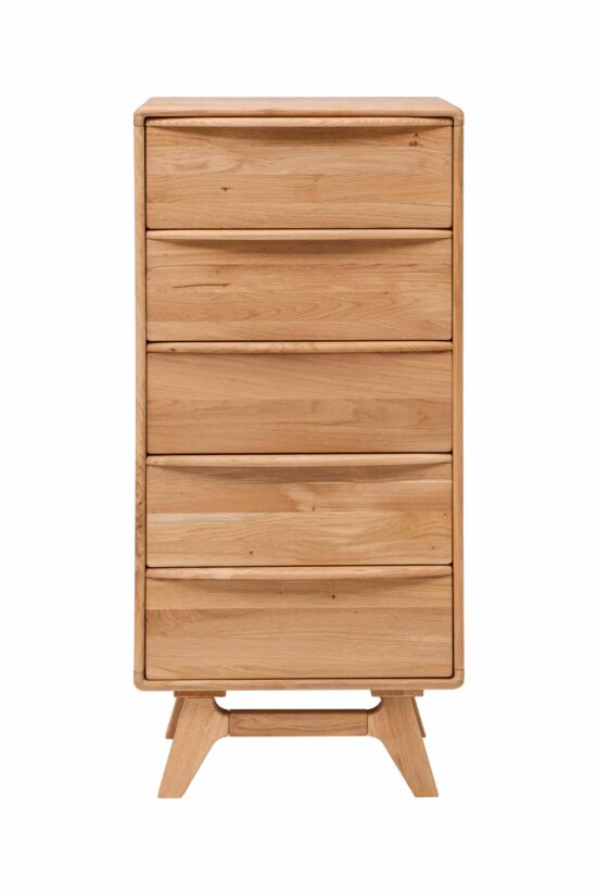 Die Kommode Bara 5Z aus massiver Eiche bietet fünf geräumige Schubladen mit Soft-Close-System in einem eleganten Design mit abgerundeten Kanten und stilvollen Beinen. Die Oberfläche ist mit dem Naturöl ADLER Legno Dura-Öl behandelt, das die Schönheit des Eichenholzes hervorhebt und eine einfache Pflege gewährleistet.