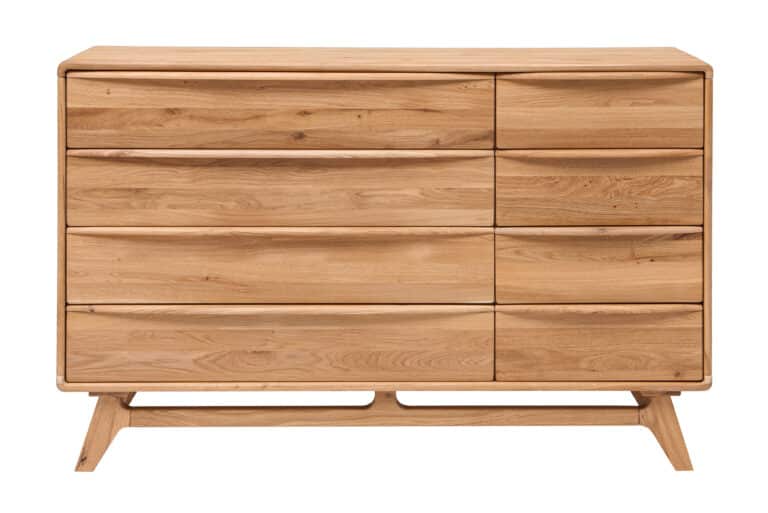 Die Kommode Bara 8Z aus massiver Eiche bietet acht geräumige Schubladen für perfekte Ordnung in Ihrer Einrichtung. Sein elegantes Design und seine solide Konstruktion werden dafür sorgen, dass er eine stilvolle und praktische Ergänzung für jedes Zuhause wird."