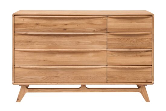 Die Kommode Bara 8Z aus massiver Eiche bietet acht geräumige Schubladen für perfekte Ordnung in Ihrer Einrichtung. Sein elegantes Design und seine solide Konstruktion werden dafür sorgen, dass er eine stilvolle und praktische Ergänzung für jedes Zuhause wird."