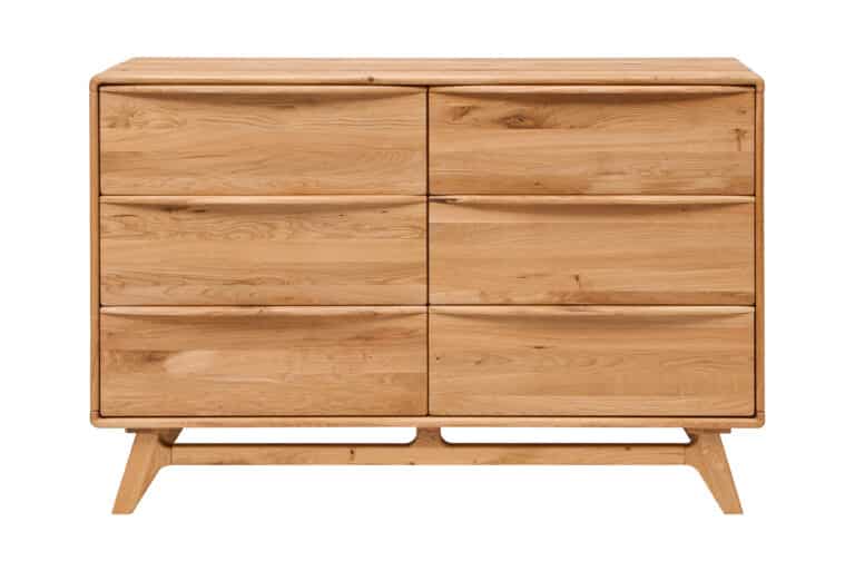 Die sechs geräumigen Schubladen mit Soft-Close-System bieten eine praktische Aufbewahrungslösung, während das natürliche Eichenmassivholz mit ADLER Legno Dura-Öl-Finish eine lange Lebensdauer und einfache Pflege gewährleistet. Teil der eleganten Bara Kollektion, die aus Kommoden, Betten und Nachttischen für eine harmonische Einrichtung besteht.