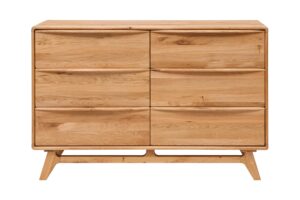 Die sechs geräumigen Schubladen mit Soft-Close-System bieten eine praktische Aufbewahrungslösung, während das natürliche Eichenmassivholz mit ADLER Legno Dura-Öl-Finish eine lange Lebensdauer und einfache Pflege gewährleistet. Teil der eleganten Bara Kollektion, die aus Kommoden, Betten und Nachttischen für eine harmonische Einrichtung besteht.