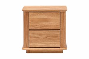 Der elegante Celin Nachttisch aus massiver Eiche kombiniert zeitloses Design mit praktischen Soft-Close-Schubladen. Glatte Linien, abgerundete Kanten und die natürliche Maserung des Holzes verleihen jedem Schlafzimmer einen warmen und stilvollen Look.