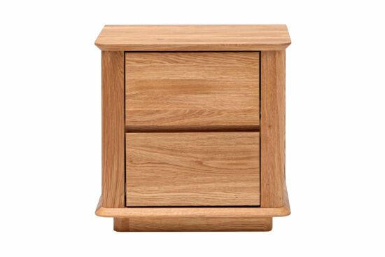 Der elegante Celin Nachttisch aus massiver Eiche kombiniert zeitloses Design mit praktischen Soft-Close-Schubladen. Glatte Linien, abgerundete Kanten und die natürliche Maserung des Holzes verleihen jedem Schlafzimmer einen warmen und stilvollen Look.