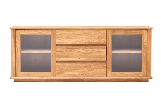 Der Celin TV-Schrank aus massiver Eiche kombiniert zeitloses Design mit praktischem Stauraum. Glasvitrinen mit verstellbaren Einlegeböden und sanft schließenden Schubladen machen dieses Möbelstück zum perfekten Mittelpunkt Ihres Wohnzimmers.