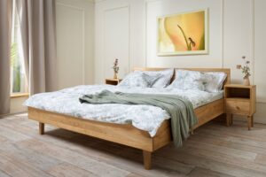 Dieses Eichenbett ist ein elegantes und zeitloses Möbelstück, das durch seine einfache, aber durchdachte Konstruktion besticht. Es ist aus massivem Eichenholz gefertigt, das für Festigkeit, Stabilität und Langlebigkeit sorgt.