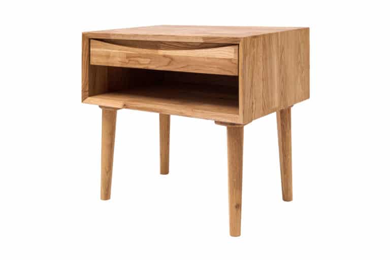 Der Nachttisch Skandi 2 aus Holz ist ein elegantes Möbelstück aus massiver Eiche mit klaren Linien und einem leichten skandinavischen Design. Dank der praktischen Schublade mit Metallschienen und dem offenen Regal bietet er viel Stauraum für kleine Gegenstände und Bücher, während die hohen konischen Beine dem Tisch einen luftigen und zeitlosen Look verleihen.