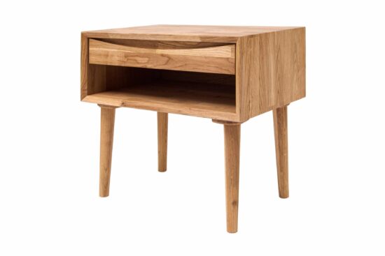 Der Nachttisch Skandi 2 aus Holz ist ein elegantes Möbelstück aus massiver Eiche mit klaren Linien und einem leichten skandinavischen Design. Dank der praktischen Schublade mit Metallschienen und dem offenen Regal bietet er viel Stauraum für kleine Gegenstände und Bücher, während die hohen konischen Beine dem Tisch einen luftigen und zeitlosen Look verleihen.