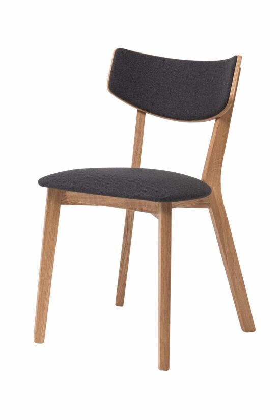 Der Esszimmerstuhl Rico ist eine stilvolle und funktionale Ergänzung für jedes Interieur. Der schwarze Bezug in Kombination mit massivem Eichenholz erzeugt einen attraktiven Kontrast und unterstreicht die natürliche Holzmaserung. Die ergonomisch geformte Rückenlehne und die bequem gepolsterte Sitzfläche sorgen für Komfort auch bei längerem Sitzen.