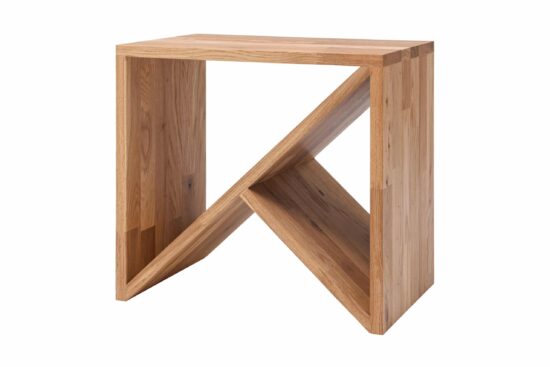 Der Nachttisch Hans Eiche aus hochwertigem Massivholz verbindet modernes geometrisches Design mit Zweckmäßigkeit. Ein originelles Element, das natürliche Eleganz ins Schlafzimmer bringt und Generationen überdauern wird.