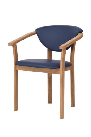Der Holzstuhl mit Armlehnen Alexis ist der ideale Begleiter für gemütliches Beisammensein und eine hervorragende Wahl für alle, die eine Kombination aus elegantem Design, hohem Komfort und hochwertiger Verarbeitung suchen.