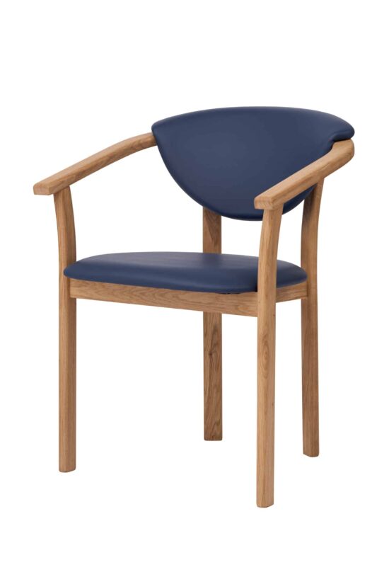 Der Holzstuhl mit Armlehnen Alexis ist der ideale Begleiter für gemütliches Beisammensein und eine hervorragende Wahl für alle, die eine Kombination aus elegantem Design, hohem Komfort und hochwertiger Verarbeitung suchen.