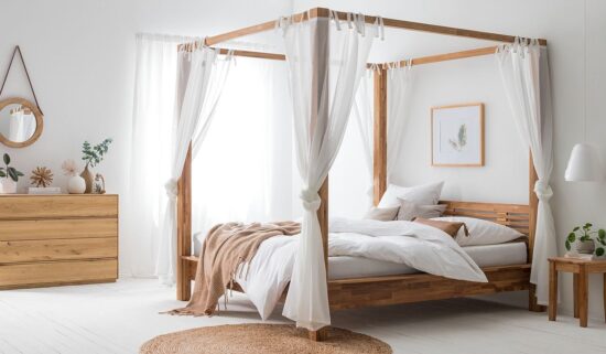 Das Bett Lisa aus massiver Eiche mit Baldachin wird Ihr Schlafzimmer in einen märchenhaften Ort verwandeln. Elegantes Design, natürliche Materialien und präzise Verarbeitung sorgen nicht nur für Schönheit, sondern auch für Stärke und Haltbarkeit. Dank der hohen Säulen können Sie einen gemütlichen Raum ganz nach Ihrem Geschmack gestalten.