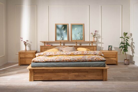 Entdecken Sie die Schönheit von Naturholz und Funktionalität in einem - das Bett Kelda aus massiver Eiche bietet nicht nur elegantes Design, sondern auch cleveren Stauraum. Dank seiner hochwertigen Verarbeitung und seines zeitlosen Stils wird er Ihr Schlafzimmer viele Jahre lang begleiten.