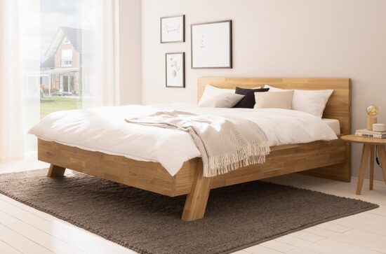 Entdecken Sie die Schönheit und Stärke von Massivholz mit dem Emma Eichenbett - verwandeln Sie Ihr Schlafzimmer in eine Oase der Ruhe und Eleganz. Dieses Bett ist nicht nur ein Möbelstück, sondern die Grundlage für eine hochwertige Erholung. Ihr Körper und Ihr Geist werden den Unterschied spüren, denn jede Nacht auf dem Emma Bett aus massiver Eiche verleiht dem Wort "Schlaf" eine ganz neue Dimension.