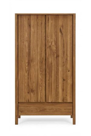 Der Eichenschrank Sofi aus massiver, geölter Eiche bietet ein elegantes Aussehen und eine praktische Aufteilung. Das zeitlose Design unterstreicht die natürliche Maserung des Holzes und harmoniert perfekt mit den anderen Elementen der Sofi-Kollektion. Die ideale Wahl für alle, die ein hochwertiges, langlebiges und schönes Möbelstück suchen.
