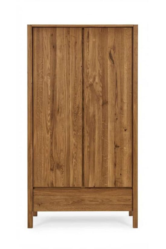 Der Eichenschrank Sofi aus massiver, geölter Eiche bietet ein elegantes Aussehen und eine praktische Aufteilung. Das zeitlose Design unterstreicht die natürliche Maserung des Holzes und harmoniert perfekt mit den anderen Elementen der Sofi-Kollektion. Die ideale Wahl für alle, die ein hochwertiges, langlebiges und schönes Möbelstück suchen.