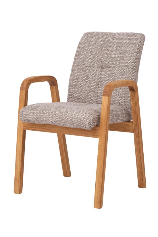 Der braune Eichenstuhl Orion kombiniert massive Eiche mit einer eleganten, braunen Polsterung, die warm und natürlich wirkt. Die ergonomische Form von Sitz und Rückenlehne sorgt zusammen mit der soliden Konstruktion für Komfort und Stabilität im täglichen Gebrauch. Das zeitlose Design ergänzt perfekt moderne und klassische Interieurs.