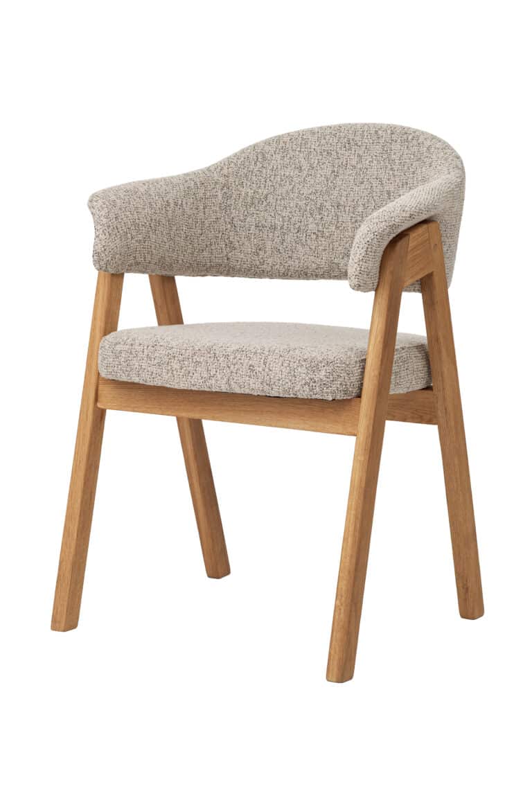 Der Eichensessel Mona besticht nicht nur durch sein Aussehen, sondern auch durch seine Funktionalität. Er ist ein praktisches Möbelstück, das im Esszimmer, im Arbeitszimmer oder als eigenständiges Designelement im Wohnzimmer seinen Platz findet.