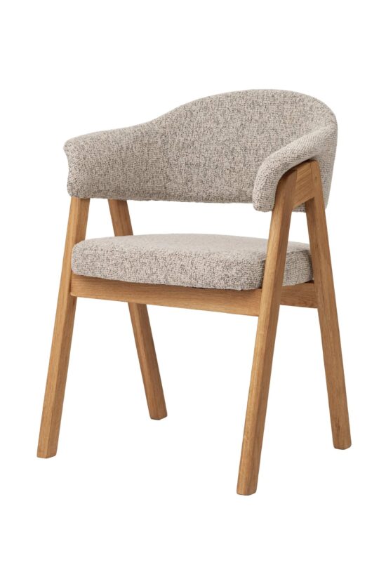 Der Eichensessel Mona besticht nicht nur durch sein Aussehen, sondern auch durch seine Funktionalität. Er ist ein praktisches Möbelstück, das im Esszimmer, im Arbeitszimmer oder als eigenständiges Designelement im Wohnzimmer seinen Platz findet.