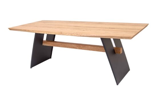 Der Holztisch Oskar aus massiver Eiche besticht durch seine markante Holzmaserung und die originell geformte Platte, die sein natürliches Aussehen unterstreicht. Stabile Metalluntergestelle verleihen dem Tisch einen modernen industriellen Charakter und Festigkeit. Die mit Hartwachsöl behandelte Oberfläche schützt das Holz und lässt gleichzeitig seine natürliche Schönheit zur Geltung kommen.