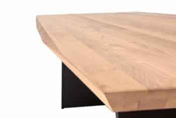 Der Holztisch Oskar aus massiver Eiche besticht durch seine markante Holzmaserung und die originell geformte Platte, die sein natürliches Aussehen unterstreicht. Stabile Metalluntergestelle verleihen dem Tisch einen modernen industriellen Charakter und Festigkeit. Die mit Hartwachsöl behandelte Oberfläche schützt das Holz und lässt gleichzeitig seine natürliche Schönheit zur Geltung kommen.