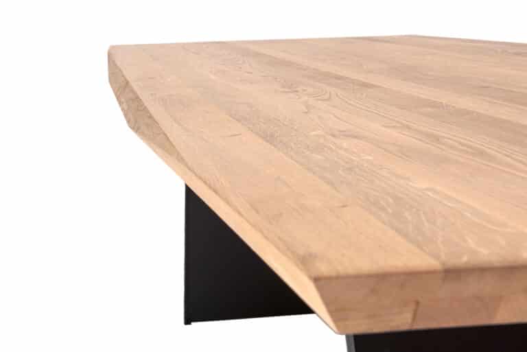 Der Holztisch Oskar aus massiver Eiche besticht durch seine markante Holzmaserung und die originell geformte Platte, die sein natürliches Aussehen unterstreicht. Stabile Metalluntergestelle verleihen dem Tisch einen modernen industriellen Charakter und Festigkeit. Die mit Hartwachsöl behandelte Oberfläche schützt das Holz und lässt gleichzeitig seine natürliche Schönheit zur Geltung kommen.