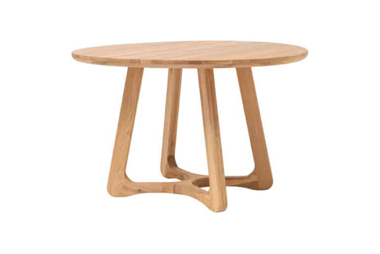 Ein eleganter runder Tisch aus massiver Eiche, der natürliche Schönheit, modernes Design und ehrliche Handwerkskunst vereint. Dank der stabilen, geformten Beine und der hochwertigen Ölbehandlung wird er zum Mittelpunkt jedes Esszimmers, Wohnzimmers oder Arbeitszimmers.