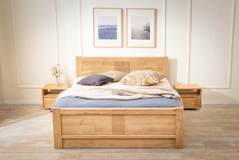 Das Eichenbett Luise aus Massivholz bringt zeitlose Eleganz und ehrliche handwerkliche Verarbeitung ins Schlafzimmer. Feine Fräsungen, abgerundete Kanten und die natürliche Eichenzeichnung ergeben ein harmonisches Ganzes, das optisch und haptisch Wärme ausstrahlt. Der praktische Stauraum unter dem aufklappbaren Rost sowie im vorderen Teil des Bettes bietet eine clevere Lösung für täglichen Komfort.