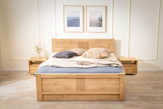 Das Eichenbett Luise aus Massivholz bringt zeitlose Eleganz und ehrliche handwerkliche Verarbeitung ins Schlafzimmer. Feine Fräsungen, abgerundete Kanten und die natürliche Eichenzeichnung ergeben ein harmonisches Ganzes, das optisch und haptisch Wärme ausstrahlt. Der praktische Stauraum unter dem aufklappbaren Rost sowie im vorderen Teil des Bettes bietet eine clevere Lösung für täglichen Komfort.