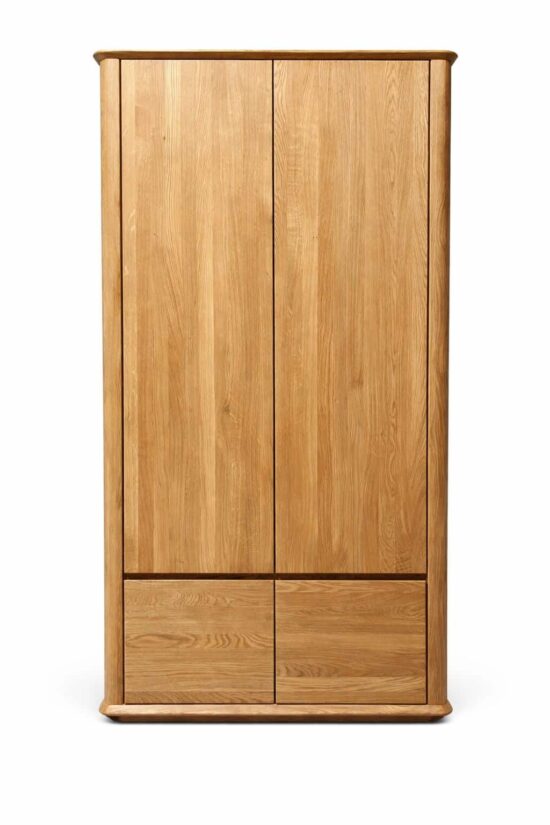 Der Eichenschrank Celin verbindet die Schönheit von natürlichem Massivholz mit modernem, minimalistischem Design. Präzise Verarbeitung, griffloses Öffnen und eine durchdachte Innenausstattung sorgen nicht nur für ein elegantes Aussehen, sondern auch für maximale Funktionalität im täglichen Gebrauch.
