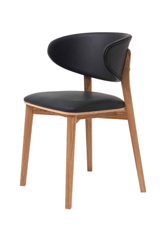 Der Eichenstuhl Suny besticht durch die elegante Verbindung von Massivholz und schwarzem italienischem Leder. Die moderne Formgebung der Lehne und die präzise Verarbeitung bringen Stil, Komfort und einen Hauch von Luxus in jedes Interieur.
